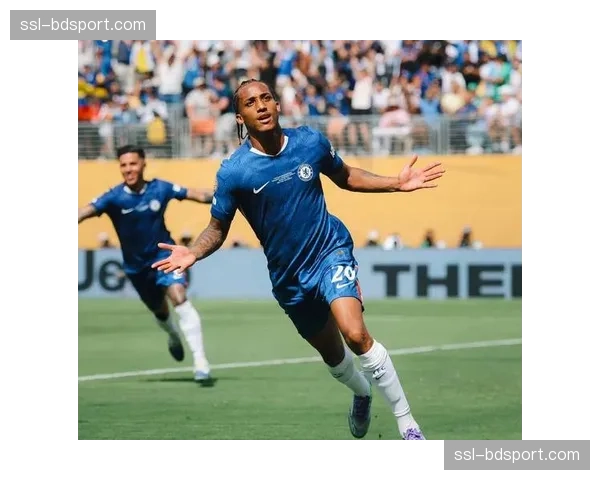 即时：帕尔默任意球直接破门，切尔西扳回一城