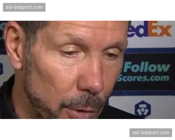 特写:西蒙尼激情指挥,在场边滑跪庆祝防守成功 特写:西蒙尼激情指挥,在场边滑跪庆祝防守成功