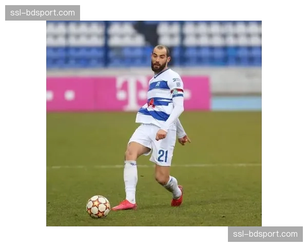 特写:沧州雄狮老将什科里奇赛后向远征球迷致谢 特写:沧州雄狮老将什科里奇赛后向远征球迷致谢