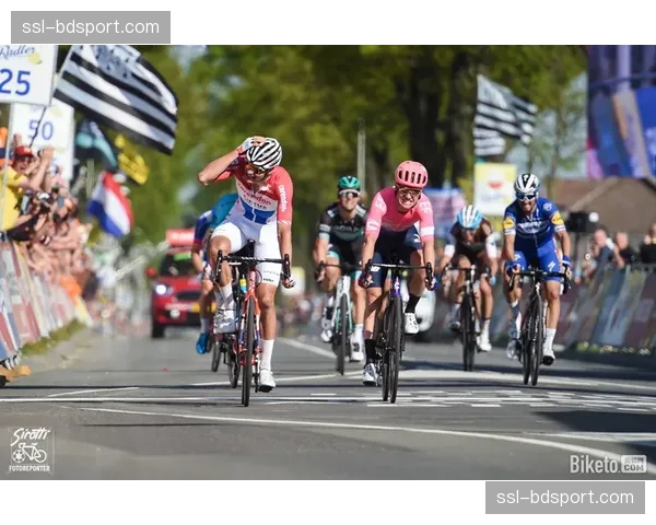 “骑行弗兰德斯”业余赛吸引全球超1.5万名骑手参与 “骑行弗兰德斯”业余赛吸引全球超1.5万名骑手参与